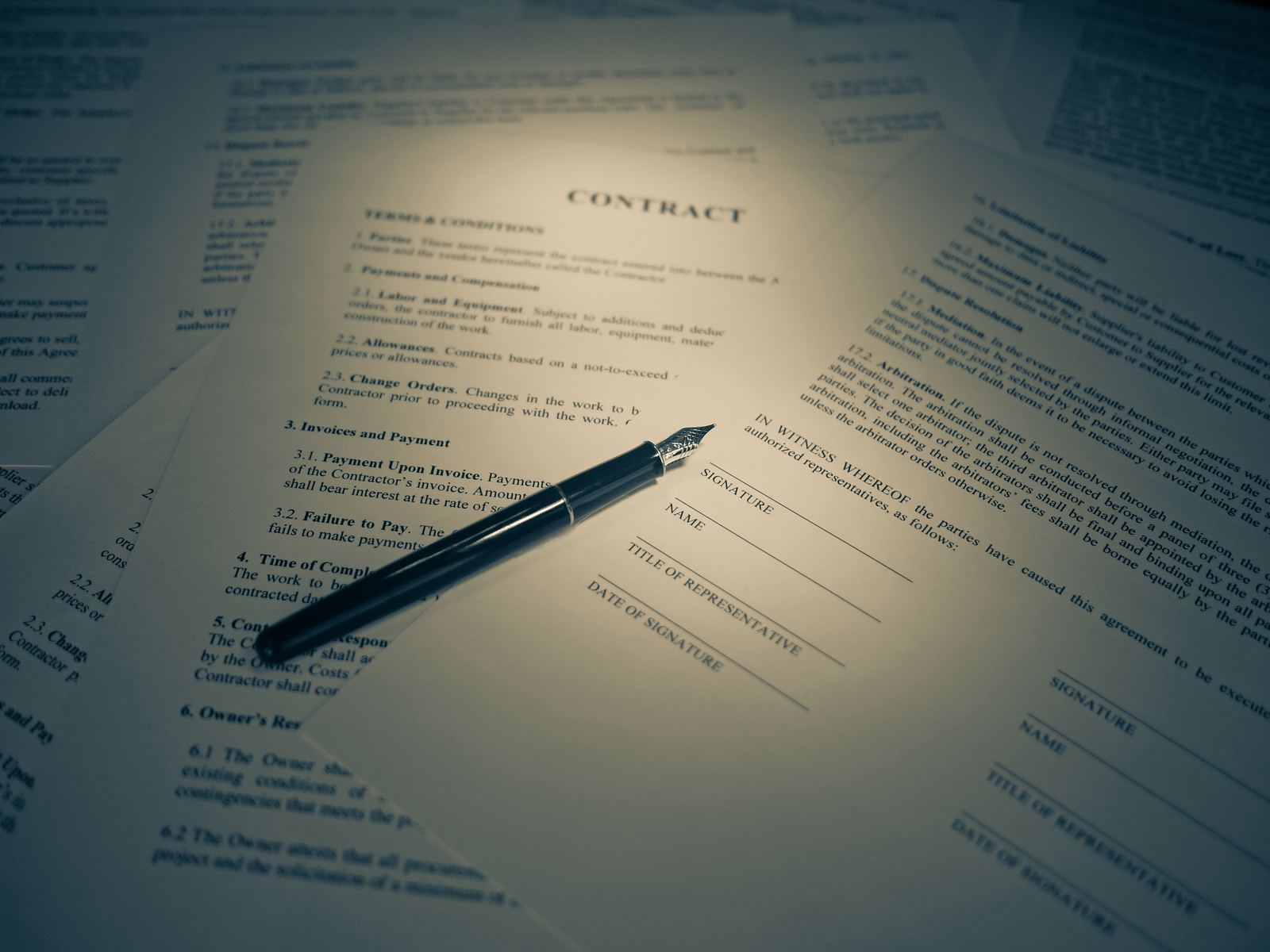 Documento sendo assinado sobre uma mesa, representando a formalização de um acordo ou processo trabalhista